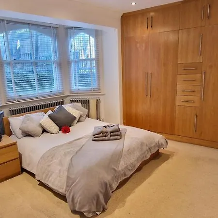 Appartement Action Packed Local 3Br 1 Mins Walk To Everything